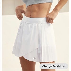 alo aces tennis skirt in white. size small